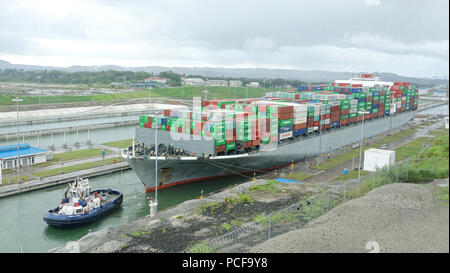 COLON-PANAMA, DIC 10, 2016: Helsinki contenitore a ponte nave costruita nel 2012 nell'Agua Clara entrando lato Atlantico del Canale di Panama Foto Stock