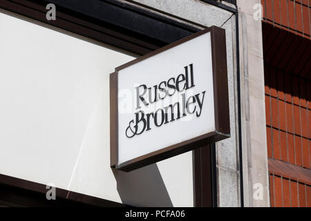 LONDON, Regno Unito - 31 luglio 2018: Russell e Bromley negozio di scarpe Negozio di fronte branding su Oxford Street nel centro di Londra. Foto Stock