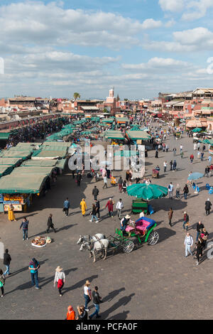 La gente del posto su un posto occupato, Djemaa El Fna a Marrakech, Marocco Foto Stock