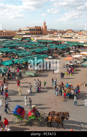 La gente del posto su un posto occupato, Djemaa El Fna a Marrakech, Marocco Foto Stock