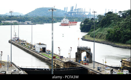 MIRAFLORES LOCK-CANALE DI PANAMA PANAMA-DEC 10, 2016: Nave lasciando il blocco di Miraflores e andando verso l'Oceano Pacifico presso il Canale di Panama Foto Stock