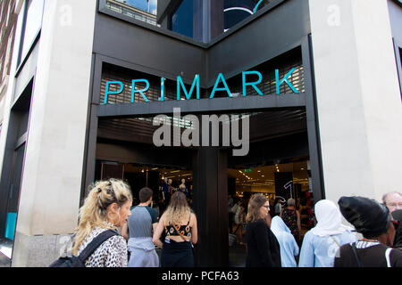 LONDON, Regno Unito - 31 luglio 2018: Primark negozio di abbigliamento anteriore su Oxford Street nel centro di Londra. Foto Stock