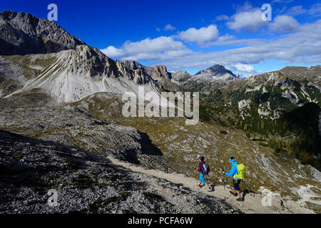 Gli escursionisti femmina nella parte anteriore del Großer Rosskopf, Braies, Sesto Dolomiti, Alto Adige, Italia Foto Stock