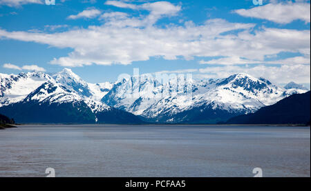 Kenai Mountains lungo la Seward Highway acroos Turnagain braccio in Alaska Foto Stock