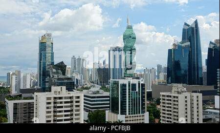 Città di PANAMA PANAMA-DEC 8, 2016: vista del moderno skyline della città di Panama con tutte le sue alte torri nel cuore del centro cittadino di Foto Stock