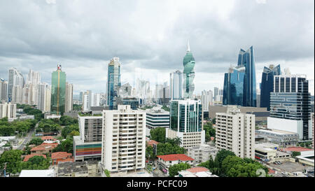 Città di PANAMA PANAMA-DEC 8, 2016: vista del moderno skyline della città di Panama con tutte le sue alte torri nel cuore del centro cittadino di Foto Stock