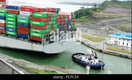 AGUA CLARA LOCK-COLON-PANAMA CANAL-DEC 10,2016: rimorchiatore "Cerro Itamut' a lavorare all interno del Agua Clara serratura presso il nuovo canale di Panama tenendo la Helsin Foto Stock