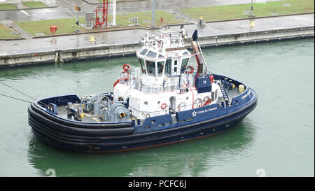 AGUA CLARA LOCK-COLON-PANAMA CANAL-DEC 10,2016: rimorchiatore "Cerro Itamut' a lavorare all interno del Agua Clara serratura presso il nuovo canale di Panama Foto Stock