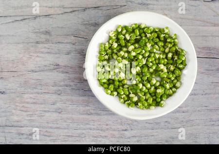 È germogliato Mung bean. È germogliato fagioli sulla piastra bianca. Fagioli Mung germogli sfondo. I germogli di soia. Green radiata vigna. Foto Stock