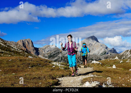 Gli escursionisti femmina nella parte anteriore del Großer Rosskopf, Braies, Sesto Dolomiti, Alto Adige, Italia Foto Stock