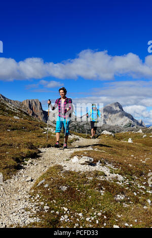 Gli escursionisti femmina nella parte anteriore del Großer Rosskopf, Braies, Sesto Dolomiti, Alto Adige, Italia Foto Stock