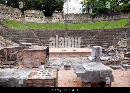 Il famoso e antico ruderi del Teatro Romano a Trieste, Italia Foto Stock