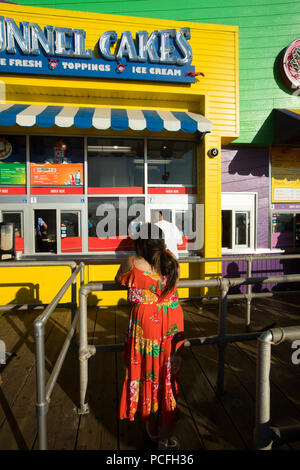 Ristorante sul molo di Santa Monica, nella contea di Los Angeles, California, Stati Uniti d'America Foto Stock