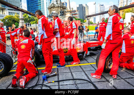 Città del Messico - Luglio 08, 2015: Ferrari equipaggio praticando la sostituzione delle ruote con Pit Stop. Alla Scuderia Ferrari Street Demo da Telcel - Infinitum. Foto Stock