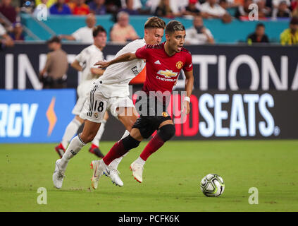 Giardini di Miami, Florida, Stati Uniti d'America. 31 Luglio, 2018. Il Manchester United F.C. centrocampista Andreas Pereira (15) aziona la palla oltre il Real Madrid C.F. centrocampista Marcos Llorente (18) durante un International Champions Cup match tra Real Madrid C.F. e Manchester United F.C. all'Hard Rock Stadium di Miami, Florida. Il Manchester United F.C. ha vinto il gioco 2-1. Credito: Mario Houben/ZUMA filo/Alamy Live News Foto Stock