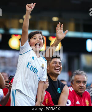 Giardini di Miami, Florida, Stati Uniti d'America. 31 Luglio, 2018. Ventole wave a giocatori di entrare nel campo all'inizio di un internazionale Champions Cup match tra Real Madrid C.F. e Manchester United F.C. all'Hard Rock Stadium. Il Manchester United F.C. ha vinto il gioco 2-1. Credito: Mario Houben/ZUMA filo/Alamy Live News Foto Stock