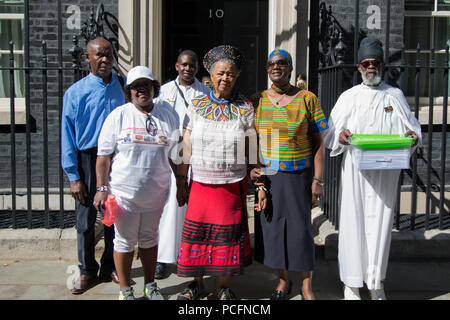 Londra REGNO UNITO 1 Agosto 2018 Una delegazione mani in pettion al Gabinetto del Primo Ministro del,10 di Downing Street per la domanda globale di giustizia riparatrice Africano per l'olocausto. Credito: Thabo Jaiyesimi/Alamy Live News Foto Stock