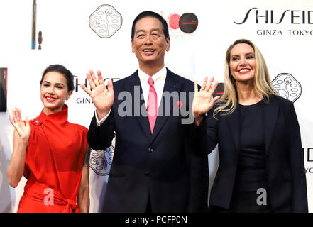 Tokyo, Giappone. 1 agosto, 2018. PyeongChang Olimpiadi di pattinaggio artistico medaglia d'oro Alina Zagitova(L) della Russia sorrisi con il Giappone del gigante dei cosmetici Shiseido presidente Masahiko Uotani (C) e Shiseido Americas global marketing vice presidente Deborah Ross (R) come lei è stato nominato ambasciatore mondiale di Shiseido il make-up marchio 'hiseido' a Tokyo il Mercoledì, 1 agosto 2018. Shiseido rinnoverà la line up di Shiseido prodotti il 1 settembre. Credito: Yoshio Tsunoda/AFLO/Alamy Live News Foto Stock