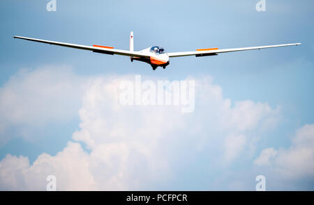 Burgdorf, Germania. Xxv Luglio, 2018. Un aliante atterra in un aeroporto vicino Ramlingen. Credito: Hauke-Christian Dittrich/dpa/Alamy Live News Foto Stock