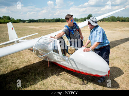 Burgdorf, Germania. Xxv Luglio, 2018. Hans Pietsch (r), longtime pilota di parapendio di Burgdorf Air Sports Club, spiega la situazione meteo attuale per lo studente Robin Ecker. Credito: Hauke-Christian Dittrich/dpa/Alamy Live News Foto Stock