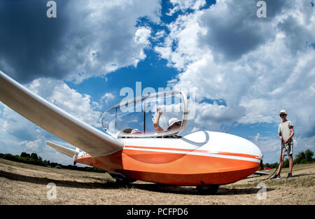 Burgdorf, Germania. Xxv Luglio, 2018. Un aliante della Luftsportverein Burgdorf sorge su un aeroporto vicino Ramlingen sul sito di lancio (foto con un obiettivo fisheye). Credito: Hauke-Christian Dittrich/dpa/Alamy Live News Foto Stock