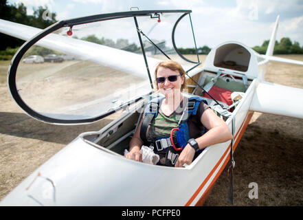 Burgdorf, Germania. Xxv Luglio, 2018. Astrid Angermann, longtime pilota di parapendio di Burgdorf Air Club Sportivo, si siede in un aliante su un aeroporto vicino Ramlingen. Credito: Hauke-Christian Dittrich/dpa/Alamy Live News Foto Stock