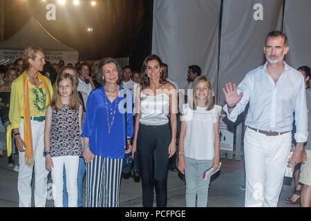 Palma de Mallorca, Spagna. 01 Ago, 2018. Il re Felipe, Regina Letizia, Regina Sofia, Principessa Elena Principessa Sofia, principessa Leonor e la principessa Irene di Grecia frequentare Ara Malikian in concerto a Port Adriano in Palma de Mallorca, Spagna il 1° di agosto del 2018. Credito: Jimmy Olsen/Media punzone ***Nessuna Spagna***/Alamy Live News Foto Stock