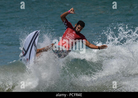 Huntington Beach, California, Stati Uniti d'America. 1 agosto, 2018. MICHAEL RODRIGUES, dal Brasile, compete nel secondo round del calore dei furgoni US Open svoltasi a Huntington Beach, California. Credito: Amy Sanderson/ZUMA filo/Alamy Live News Foto Stock