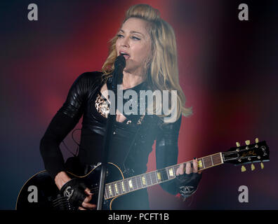 Berlino, Germania. Il 28 giugno, 2012. Noi cantante Madonna esegue sul palco durante un concerto del suo MDNA 2012 World Tour, a Berlino (Germania), 28 giugno 2012. Credito: Britta Pedersen | in tutto il mondo di utilizzo/dpa/Alamy Live News Foto Stock