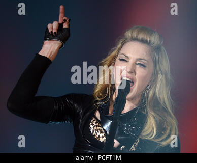 Berlino, Germania. Il 28 giugno, 2012. Noi cantante Madonna esegue sul palco durante un concerto del suo MDNA 2012 World Tour, a Berlino (Germania), 28 giugno 2012. Credito: Britta Pedersen | in tutto il mondo di utilizzo/dpa/Alamy Live News Foto Stock