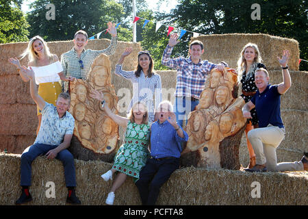 Woodstock, Oxfordshire, Regno Unito. 2 agosto 2018. I presentatori Countryfile posano con il chainsaw sculture di tutti loro che sono stati svelati nel primo giorno di Countryfile Live che è per quattro giorni al Palazzo di Blenheim Immagine: Ric Mellis 2/8/2018 Credit: Ric Mellis/Alamy Live News Foto Stock