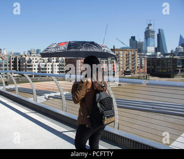 Londra REGNO UNITO. Il 2 agosto 2018. Il turista a godere il sole mattutino sotto i cieli blu sul Millennium Bridge come temperature più calde sono attesi per tutto il giorno di credito: amer ghazzal/Alamy Live News Foto Stock