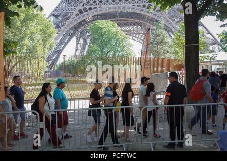 Parigi, Francia. 2 agosto 2018 - Parigi, Francia: turisti coda fuori l'ingresso della Torre Eiffel dopo una unione per Tour Eiffel dipendenti chiamato per uno sciopero. Tour Eiffel i lavoratori si lamentano del fatto che essi hanno a che fare con lunghi ritardi e arrabbiare i turisti a causa di un nuovo muro di sicurezza essendo eretto intorno al famoso monumento. Credito: Fotografia Idealink/Alamy Live News Foto Stock