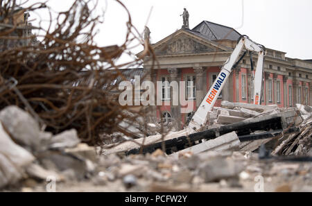 Potsdam, Germania. 02Aug, 2018. Contro lo sfondo del membro del parlamento, opere di scavo sul finale di demolizione di un vecchio edificio della Fachhochschule Potsdam vocational college. Lo spazio nella città è quello di essere ristrutturato. Credito: Ralf Hirschberger/dpa/ZB/dpa/Alamy Live News Foto Stock