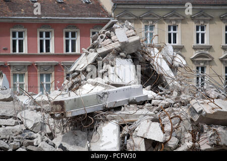 Potsdam, Germania. 02Aug, 2018. Contro lo sfondo di vecchie costruzioni risanate, opere di scavo sul finale di demolizione di un vecchio edificio della Fachhochschule Potsdam vocational college. Lo spazio nella città è quello di essere ristrutturato. Credito: Ralf Hirschberger/dpa/ZB/dpa/Alamy Live News Foto Stock