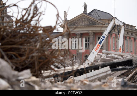 Potsdam, Germania. 02Aug, 2018. Contro lo sfondo di vecchie costruzioni risanate, opere di scavo sul finale di demolizione di un vecchio edificio della Fachhochschule Potsdam vocational college. Lo spazio nella città è quello di essere ristrutturato. Credito: Ralf Hirschberger/dpa/ZB/dpa/Alamy Live News Foto Stock