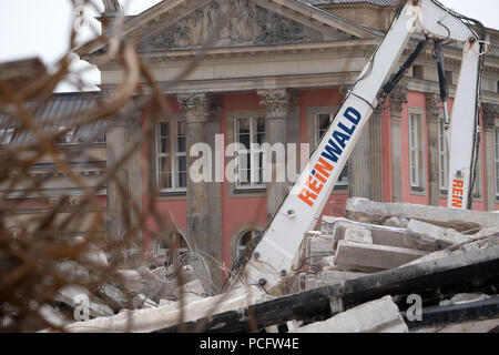 Potsdam, Germania. 02Aug, 2018. Contro lo sfondo del membro del parlamento, opere di scavo sul finale di demolizione di un vecchio edificio della Fachhochschule Potsdam vocational college. Lo spazio nella città è quello di essere ristrutturato. Credito: Ralf Hirschberger/dpa/ZB/dpa/Alamy Live News Foto Stock