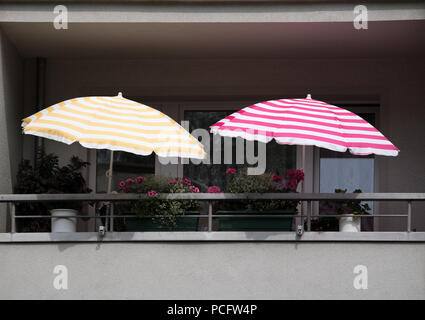 Potsdam, Germania. 02Aug, 2018. Due ombrelloni su un balcone a caldo in estate meteo. Credito: Ralf Hirschberger/dpa/Alamy Live News Foto Stock