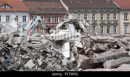 Potsdam, Germania. 02Aug, 2018. Contro lo sfondo di vecchie costruzioni risanate, opere di scavo sul finale di demolizione di un vecchio edificio della Fachhochschule Potsdam vocational college. Lo spazio nella città è quello di essere ristrutturato. Credito: Ralf Hirschberger/dpa/ZB/dpa/Alamy Live News Foto Stock