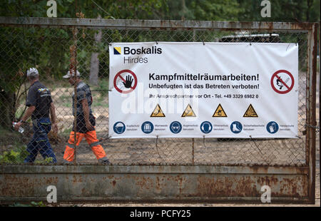 Potsdam, Germania. 02Aug, 2018. Una zona della città di Potsdam è chiuso dopo la scoperta di una bomba dalla Seconda Guerra Mondiale. 250kg bomba aerei è dovuta a essere ridimensionato il venerdì. Credito: Ralf Hirschberger/dpa/Alamy Live News Foto Stock