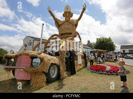 Durrow, Co Laois, Irlanda. Il 2 agosto, 2018. Uno spauracchio del Papa sul display nel cuore di Durrow, Co Laois, come parte dell'annuale Festival spaventapasseri che corre fino a questo fine settimana. . Credito: Laura Hutton/Alamy Live News Foto Stock