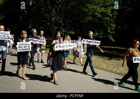 Londra, Regno Unito. Il 2 agosto 2018. Protesta contro il Design Museum di Londra da parte di artisti che hanno ritirato il loro lavoro dalla speranza di Nope, grafica e politica 2008-18 mostra dopo il museo ha permesso una grande azienda di armi, Leonardo, per tenere un evento privato a fianco le loro opere d'arte. Artisti a piedi per raccogliere i loro lavori recanti segni dicendo "no alle armi " e " La Rivoluzione non sarà patrocinata'. Credito: Jenny Matthews/Alamy Live News Foto Stock