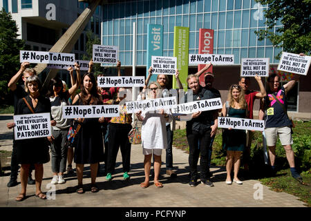 Londra, Regno Unito. Il 2 agosto 2018. Protesta contro il Design Museum di Londra da parte di artisti che hanno ritirato il loro lavoro dalla speranza di Nope, grafica e politica 2008-18 mostra dopo il museo ha permesso una grande azienda di armi, Leonardo, per tenere un evento privato a fianco le loro opere d'arte. Il gruppo si raccolgono al di fuori il museo azienda cartelli dicendo "no alle armi " e " La Rivoluzione non verrà trasmessa in televisione". Credito: Jenny Matthews/Alamy Live News Foto Stock