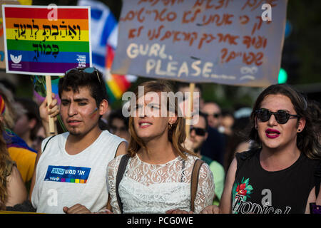 Gerusalemme, . 02Aug, 2018. Persone gridare slogan come essi detengono cartelloni e bandiere arcobaleno durante l annuale Gay Pride Parade in Gerusalemme, 02 agosto 2018. Credito: Ilia Yefimovich/dpa/Alamy Live News Foto Stock