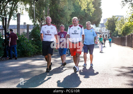 Burnley fan fare il loro modo per lo stadio prima della UEFA Europa League secondo turno di qualificazione della seconda gamba match tra Burnley e Aberdeen a Turf Moor il 2 agosto 2018 a Burnley, Inghilterra. (Foto di Daniel Chesterton/phcimages.com) Foto Stock