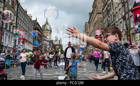 Edimburgo, Scozia, Regno Unito; il 2 agosto, 2018. Il giorno prima dell'apertura ufficiale della Edinburgh Festival Fringe 2018, molti turisti godendo di artisti tra cui questo uomo che fa bolle per bambini. Credito: Iain Masterton/Alamy Live News Foto Stock