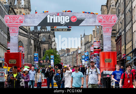 Edimburgo, Scozia, Regno Unito; il 2 agosto, 2018. Il giorno prima dell'apertura ufficiale della Edinburgh Festival Fringe 2018, folle sono in aumento, disegnato da attori di eseguire sul Royal Mile alla Vergine ufficiale denaro Fringe Street Credit: Iain Masterton/Alamy Live News Foto Stock