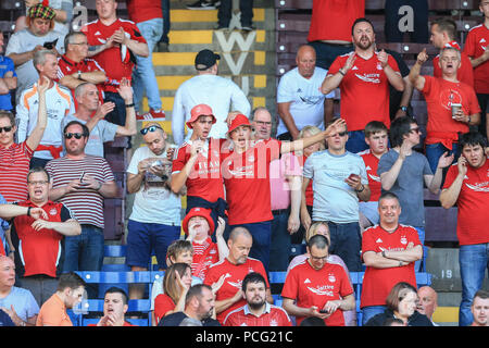 Turf Moor, Burnley, Regno Unito. Il 2 agosto 2018, Turf Moor, Burnley, Inghilterra; UAFA Europa qualificazione League secondo turno Burnley v Aberdeen; Aberdeen tifosi godere il gioco Credito: News immagini /Alamy Live News Foto Stock