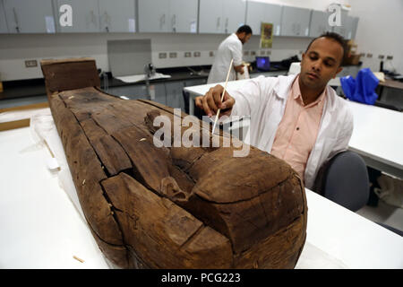 Giza in Egitto. 2 agosto, 2018. Un uomo lavora in Gran Museo Egizio (GEM) Conservation Centre di Giza in Egitto il 2 agosto 2018. Dotato di un proprio centro di energia, la stazione dei vigili del fuoco e strutture di servizio, il Centro di Conservazione edificio è considerato come una parte importante della egiziano evoluzione culturale e il patrimonio. Credito: Ahmed Gomaa/Xinhua/Alamy Live News Foto Stock