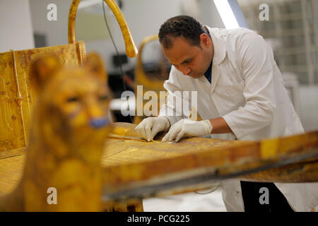 Giza in Egitto. 2 agosto, 2018. Un uomo lavora in Gran Museo Egizio (GEM) Conservation Centre di Giza in Egitto il 2 agosto 2018. Dotato di un proprio centro di energia, la stazione dei vigili del fuoco e strutture di servizio, il Centro di Conservazione edificio è considerato come una parte importante della egiziano evoluzione culturale e il patrimonio. Credito: Ahmed Gomaa/Xinhua/Alamy Live News Foto Stock